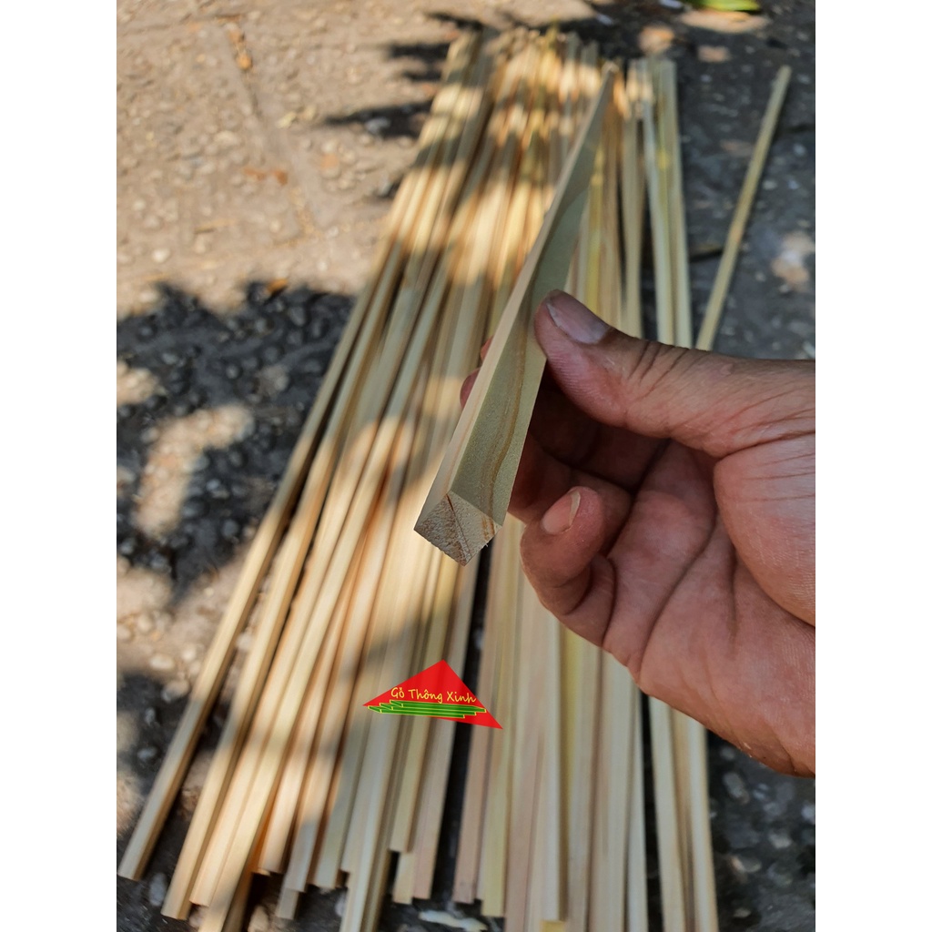 Thanh gỗ thông vuông 1cm ,dài 1m2 dùng làm nẹp chỉ, đóng chuồng chim, làm khung viền, DIY