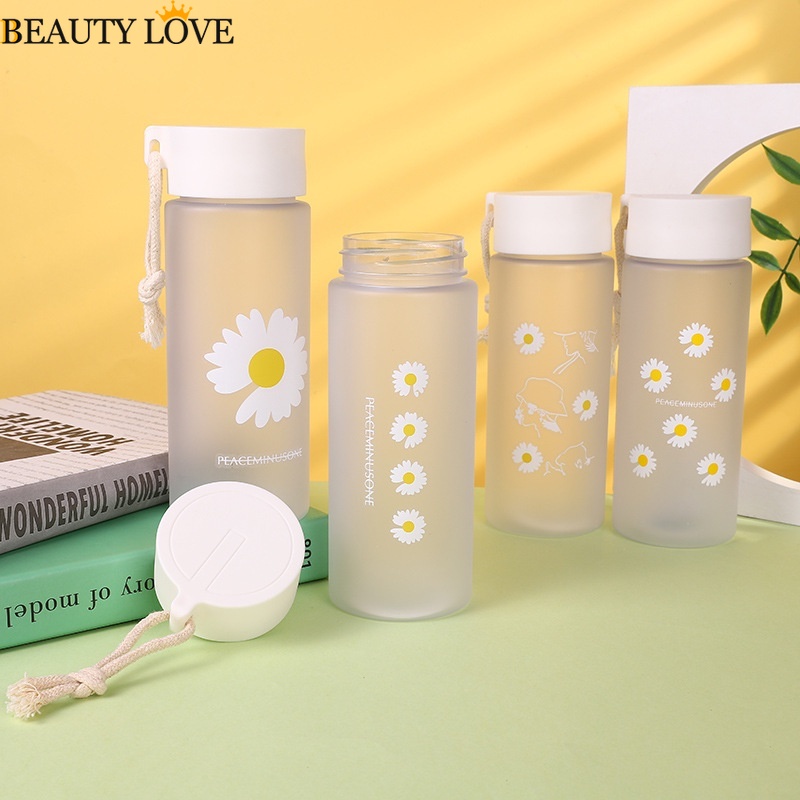 Bình Nước Nhựa Trong Suốt In Họa Tiết Hoa Cúc 480ml Chất Lượng Cao Kèm Dây Đeo Tiện Dụng