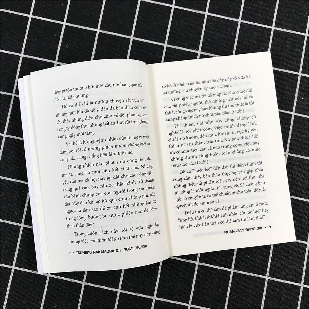 Sách - Nhân Gian Đáng Giá (Kèm Sổ Tay Mini, Bookmark)