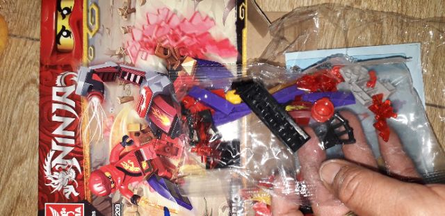 Lắp ráp 1 hộp LegoNinja quái thú TM6209 có nhiều chi tiết bằng nhựa ABS