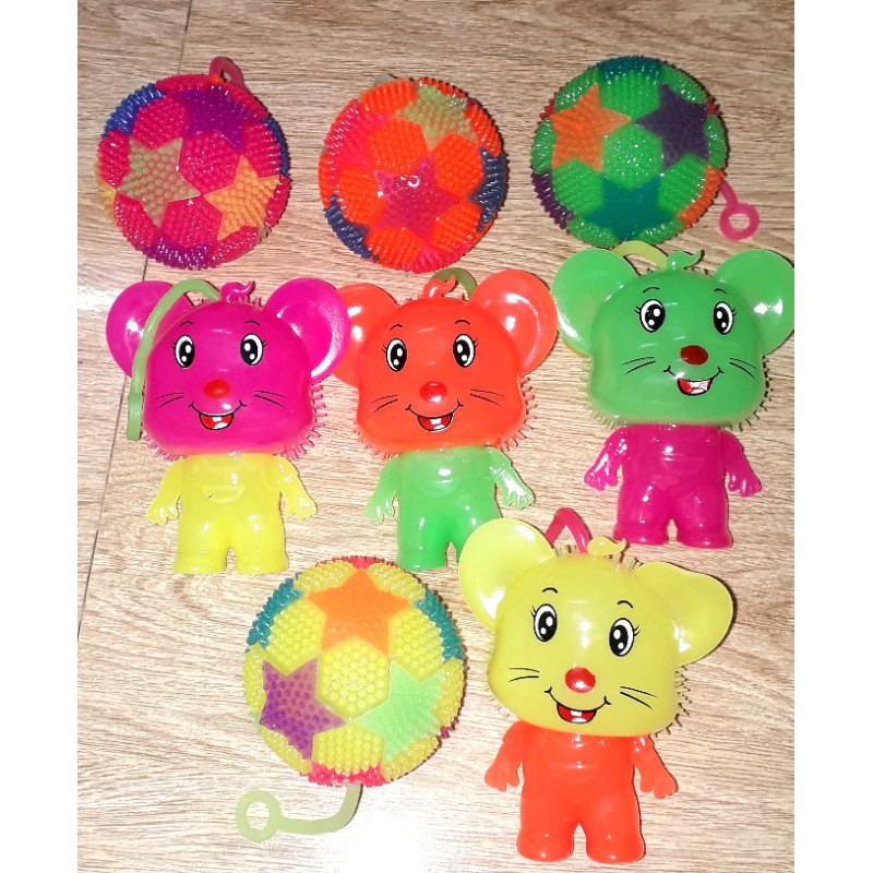 Một quả bóng đèn hoặc chú gấu đèn bằng nhựa chít chít rất đẹp