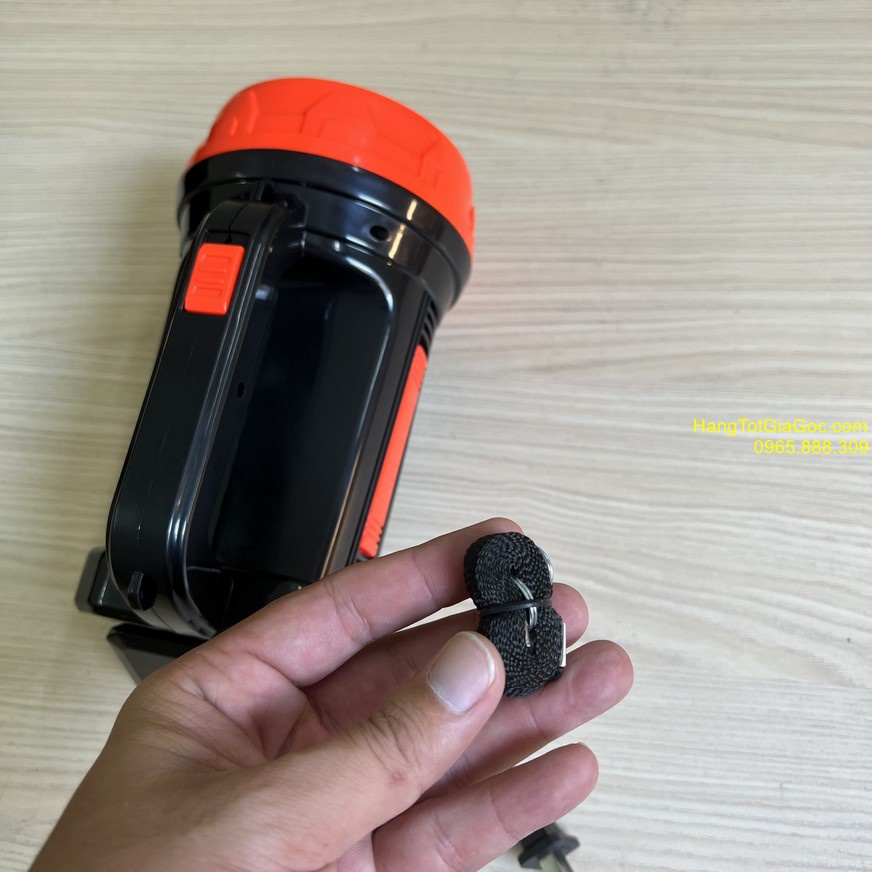 Đèn led xách tay tích điện chiếu xa 800m, pin khỏe chiếu sáng 8 tiếng, có dây sạc trực tiếp điện 220