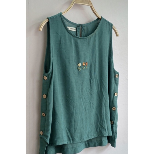 Áo sát nách vải đũi nút gỗ thêu tay - Nhà Của Moon