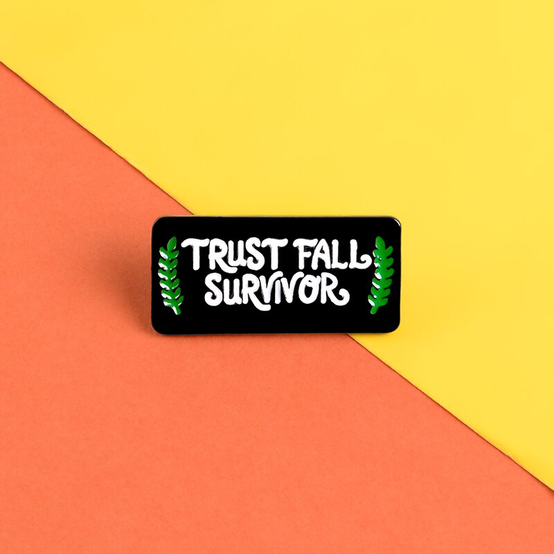 Ghim Cài Áo Tráng Men Hình Chữ Trust FALL SURVIVOR Màu Đen