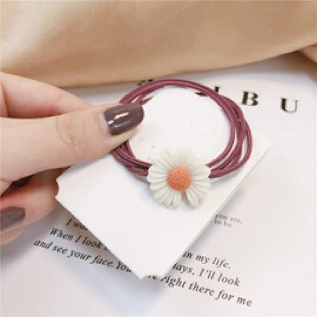 Buộc tóc hoa cúc rớt cánh dễ thương