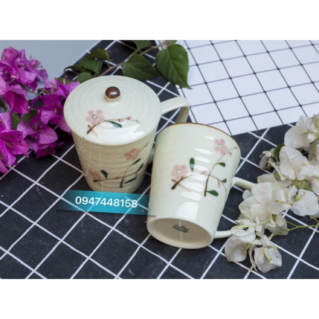 Cốc sứ Bát Tràng - men kem vẽ đào đỏ