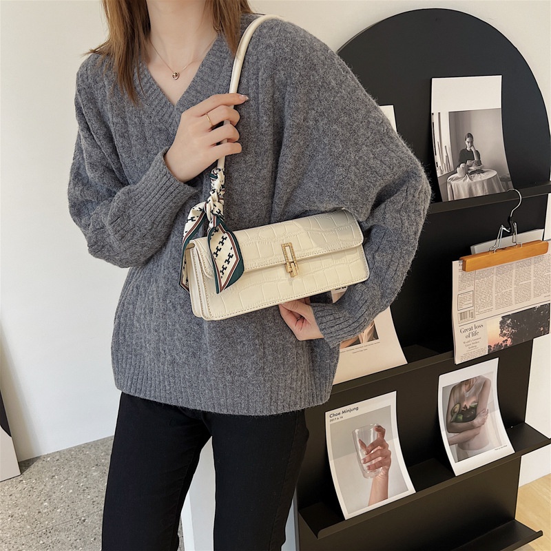 Túi đeo chéo họa tiết dập nổi thời trang thu đông 2021