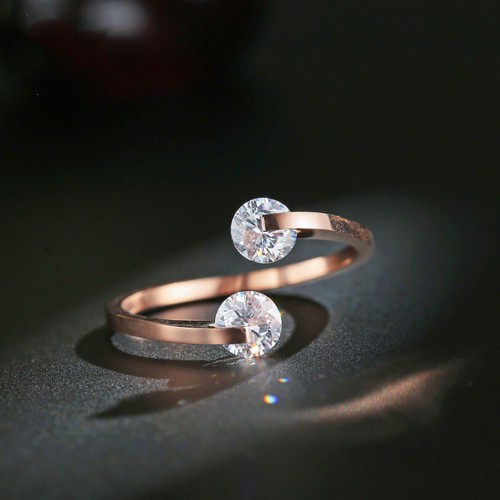 Nhẫn Hở 2 Viên Đá Nhân Tạo Titan Không Đen TT 2452