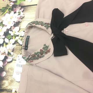 Sơ mi nơ đen cổ thuê đính hạt cườm