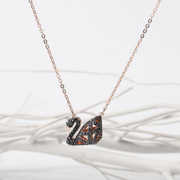 Dây chuyền thiên nga Swarovski Facet 3D 𝗦𝘄𝗮𝗻 𝗡𝗲𝗰𝗸𝗹𝗮𝗰𝗲 𝟱𝟮𝟴𝟭𝟮𝟳𝟱 𝗵𝗮𝗶 𝗺𝗮̀𝘂 𝗺𝗮̣̆𝘁