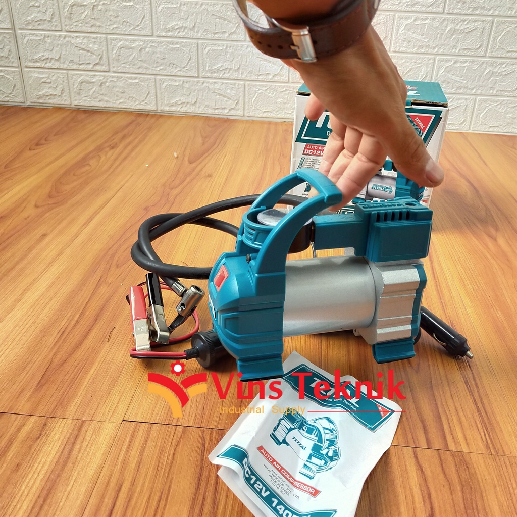 Dụng Cụ Bơm Hơi và Kiểm Tra Hơi Lốp Xe ôtô  12V Total TTAC1406 Kèm 1 đèn Led, dây nguồn 3M,1 pin kẹp và 4 vòi phun