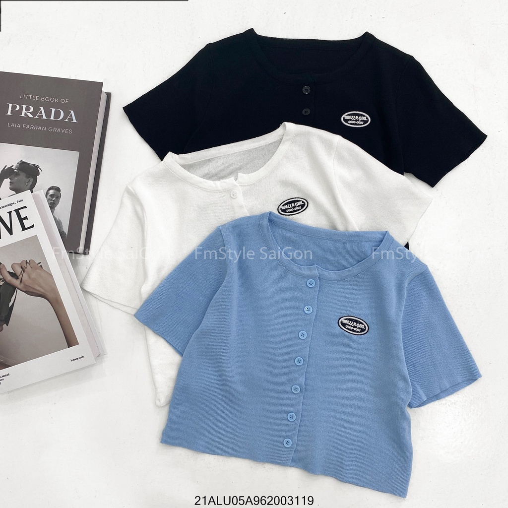Áo len nữ tay ngắn gài nút mác thêu, áo croptop cộc tay kiểu dáng ulzzang Hàn Quốc Fmstyle Saigon 21ALU05A962003