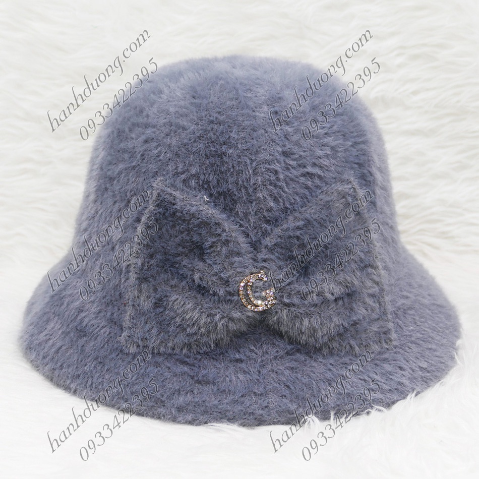 Mũ  bucket vành cụp lông xù hàng quảng châu gắn nơ kèm mặt sắt chữ G, vành rộng 5cm, phía trong có 2 dây rút phía trong