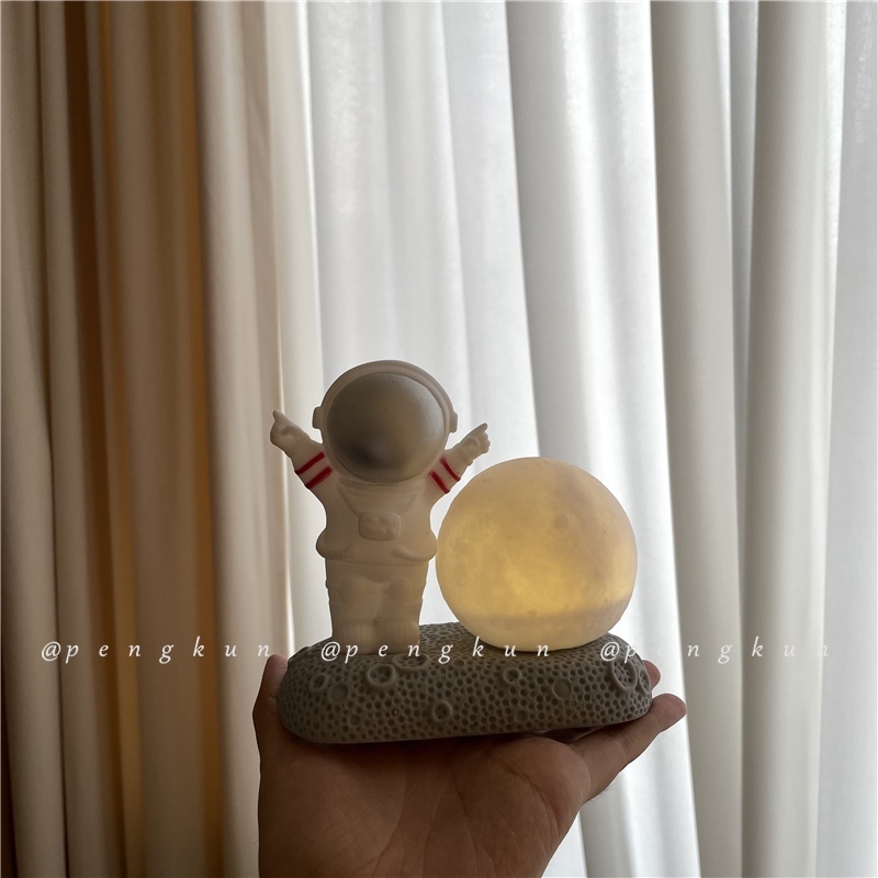 Đèn ngủ bảo vệ mắt hình phi hành gia và mặt trăng xinh xắn trang trí cho nhà cửa