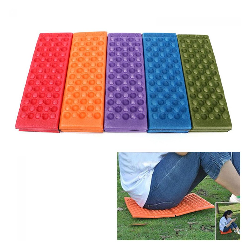 Miếng thảm lót dùng để ngồi khi đi dã ngoại có thể gập lại dễ dàng với tùy chọn 3 màu xanh/cam/xanh lá