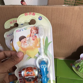 Bàn chải trẻ em tặng kèm đồ chơi