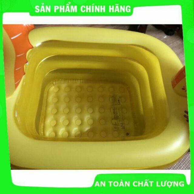 Bể bơi hình chú cá ngựa biển màu vàng bắt mắt