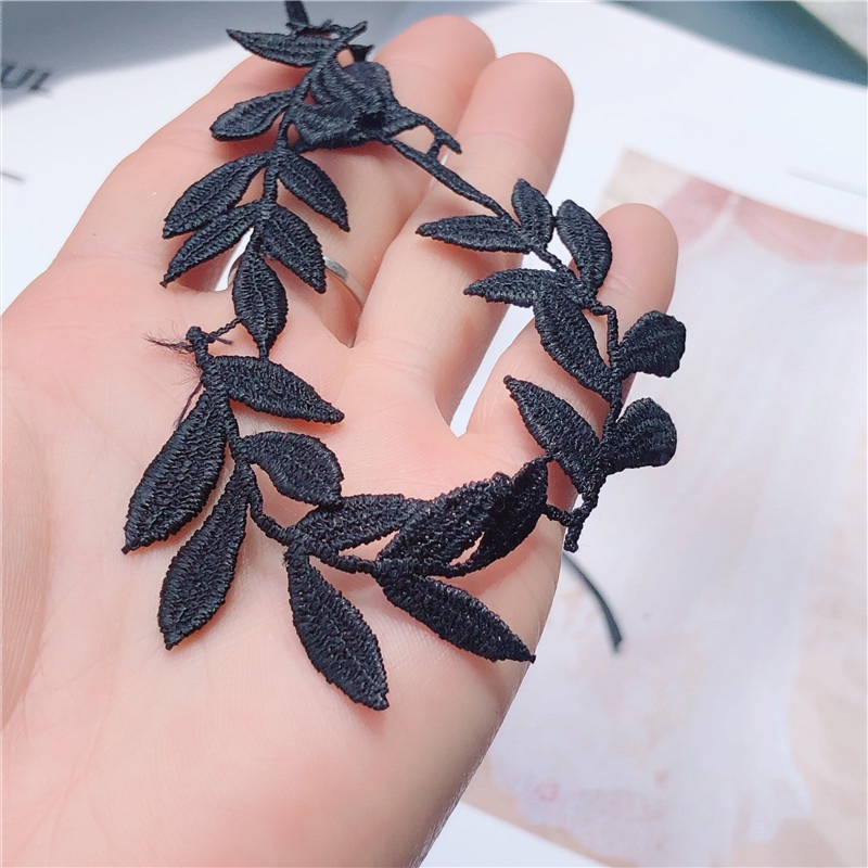 Vòng cổ choker ren mặt hình lá phong cách Hàn Quốc