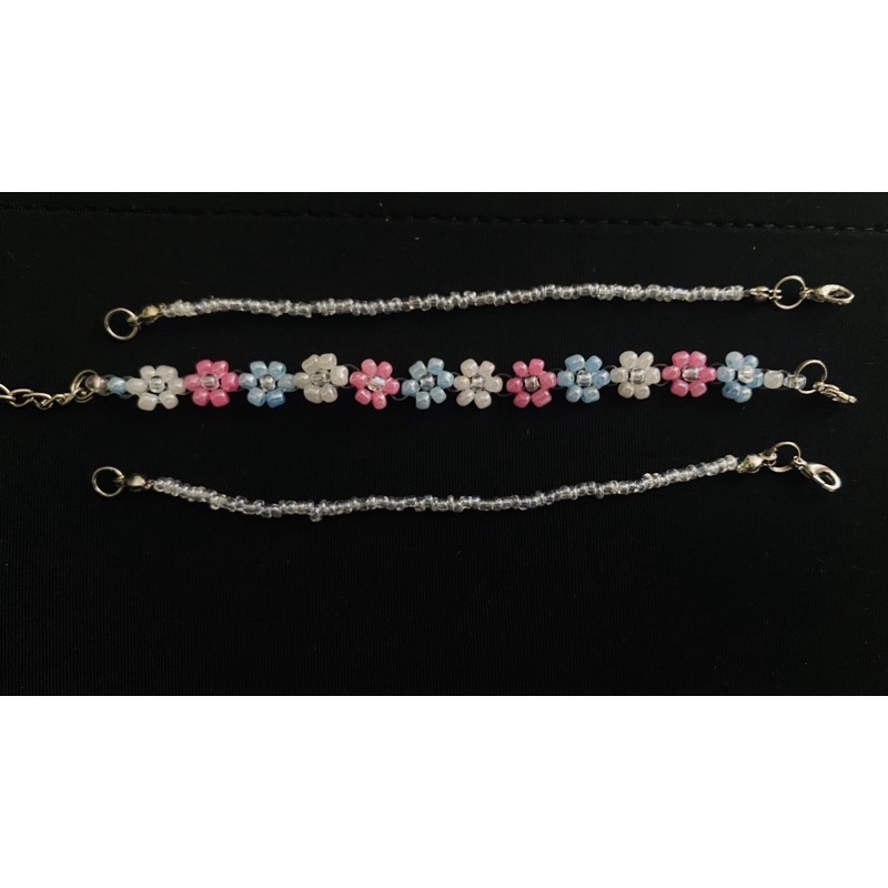 Vòng tay handmade hạt trai và hạt cườm hình hoa pastel