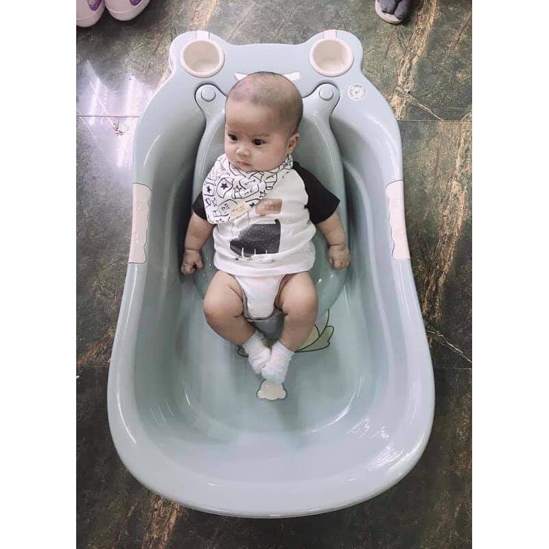 Chậu Tắm Cao Cấp HOKORI 2203 Việt Nhật Hình Ếch dễ cho Bé yêu nhà bạn ,có van xả và có kệ đỡ bé