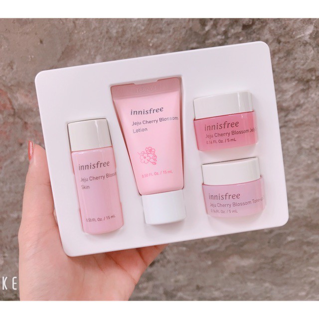 Bộ Kit dưỡng trắng da mini Innisfree Jeju Cherry Blossom Special Kit 4 món