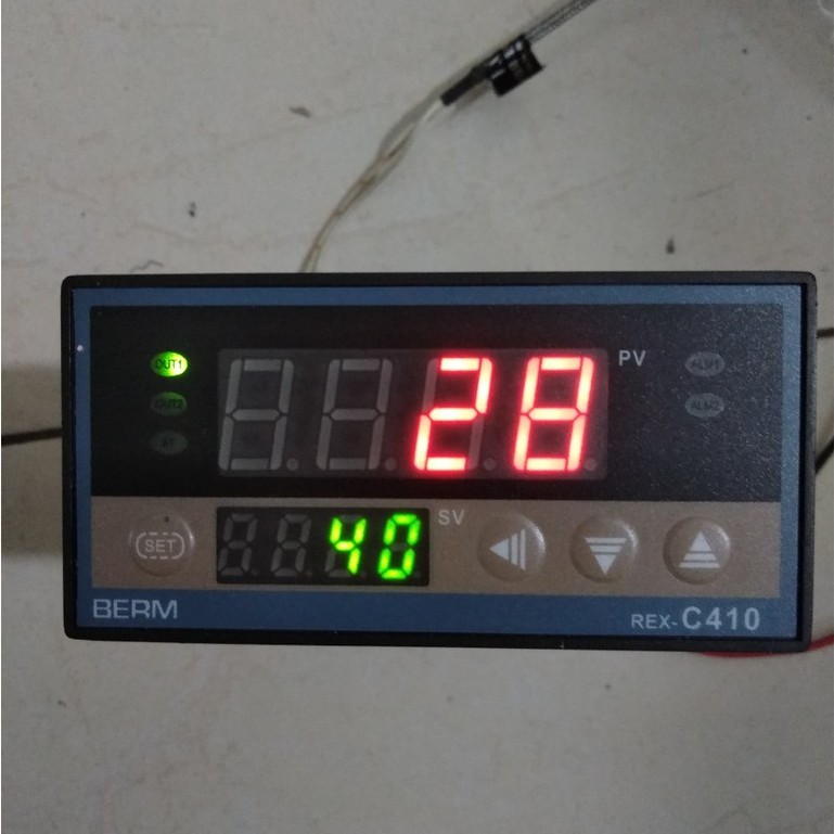ĐỒNG HỒ NHIỆT ĐỘ BERM  REX C-410 MẶT NGANG NGÕ RA SSR và Relay