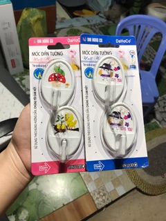 Móc dán tường có đinh đóng chắc chắn