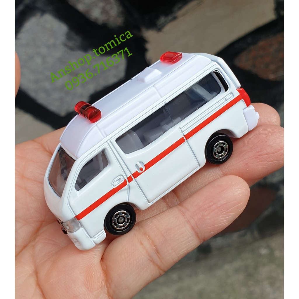 Mô hình xe cứu thương mở được cốp sau tomica Nhật Bản
