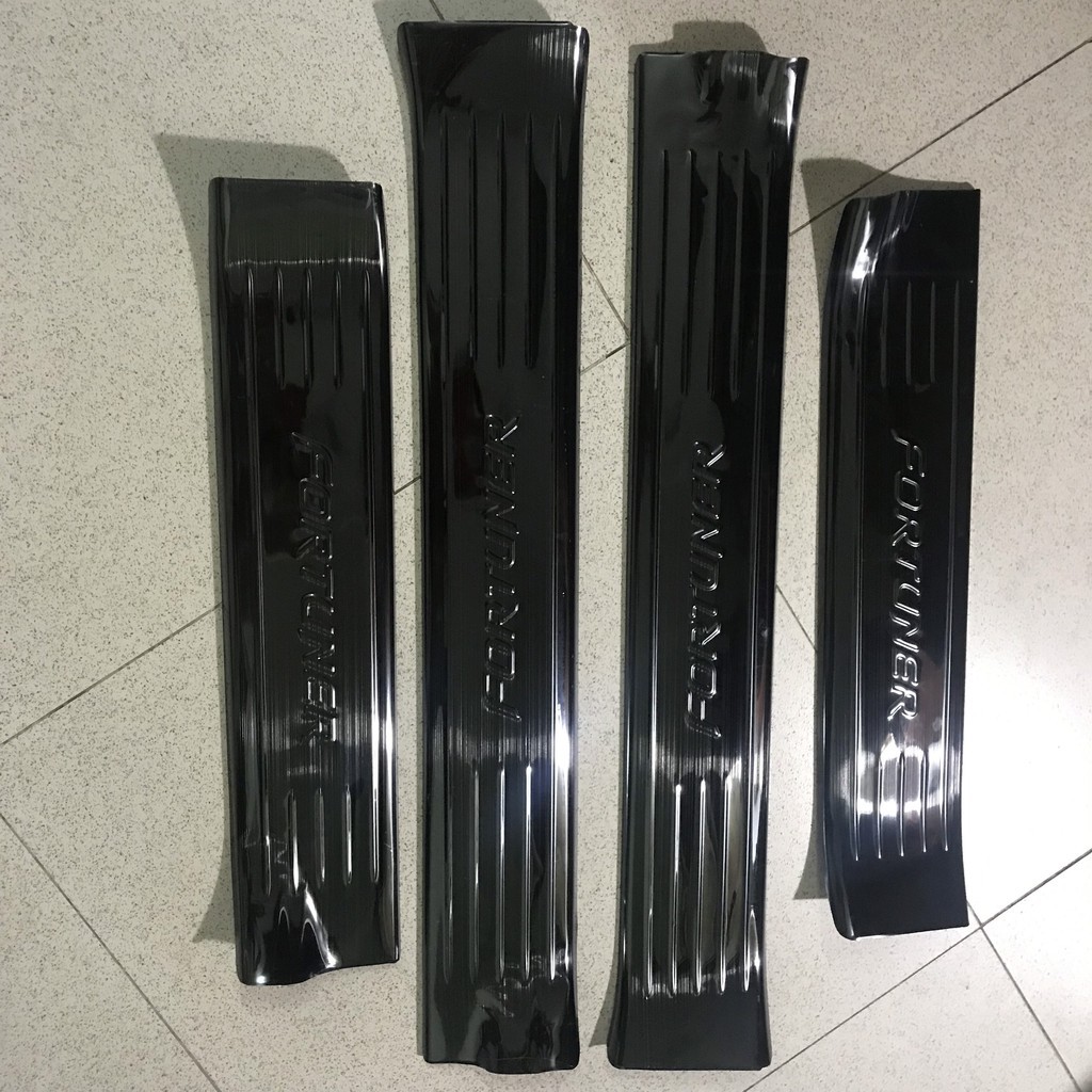 Nẹp cửa xe, ốp bậc cửa xe Fortuner 2017 2018 2019 2020 2021 2022 mẫu Titan