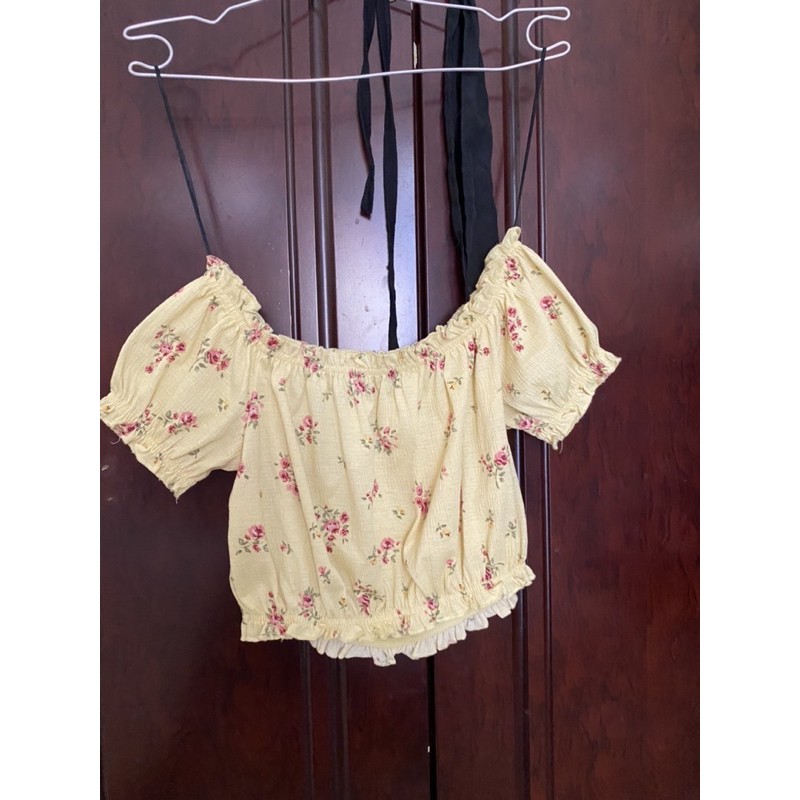 ÁO croptop bẹt vai hoa của HM