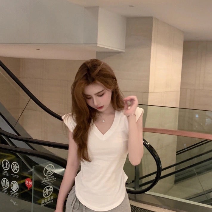 Bộ Áo Thun Không Tay Cổ Chữ V + Quần Short Thể Thao Ôm Dáng Quyến Rũ Cho Nữ | BigBuy360 - bigbuy360.vn
