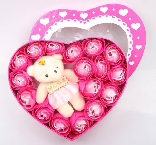 Hoa hồng sáp 17 bông kèm gấu trái tim giấy