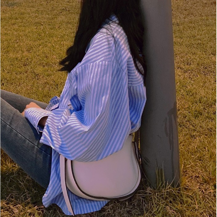 Túi đeo chéo vầng trăng Moon Ga Young trong phim True Beauty