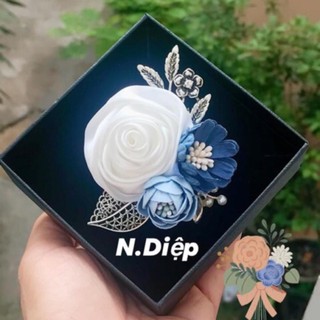 Nhiều màu-Hoa cài áo nụ hồng lụa cuộn mix các loại hoa