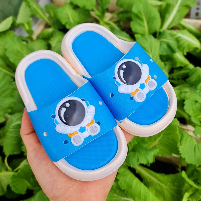 Dép bánh mì cho bé trai bé gái chất cao su mềm sơn hình phi hành gia