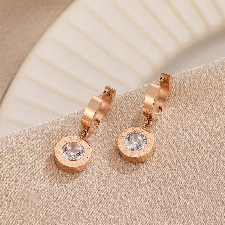 Khuyên tai thép titan mạ vàng hồng 18k họa tiết số La Mã đính kim cương giả phong cách Hàn Quốc thời trang