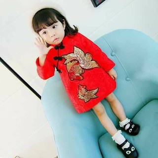 Váy đỏ thêu hình cá