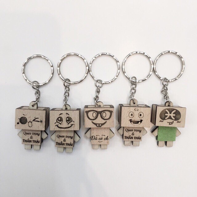 Móc khoá người gỗ giao chữ ngẫu nhiên