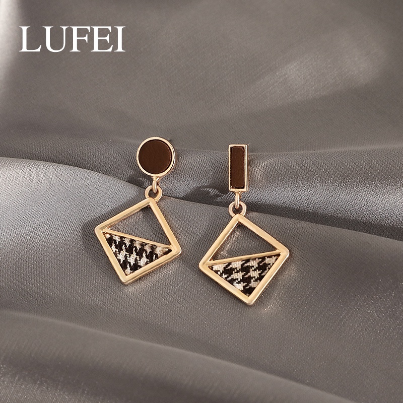 Bông tai phong cách Retro thiết kế thời trang 2023