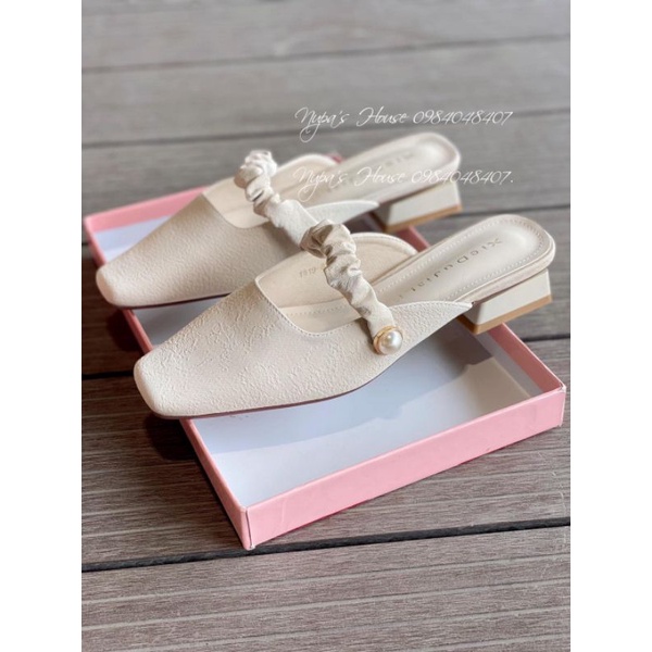 Sandal trắng dây nhún