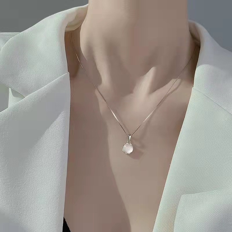 Vòng cổ bạc mặt tròn đính đá mã não trắng thanh lịch cho nữ