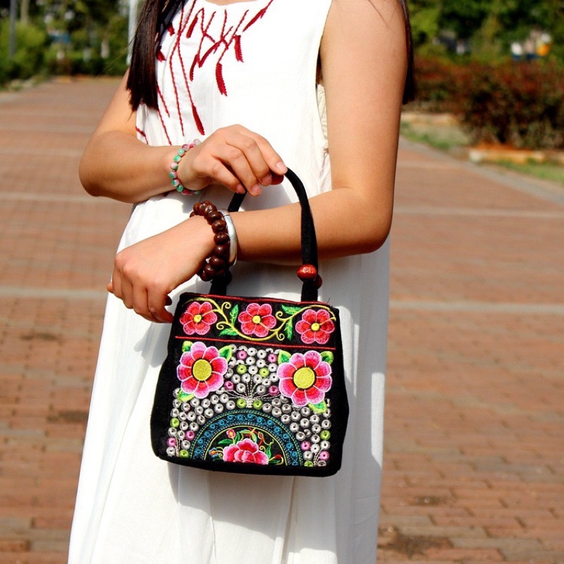 Túi thổ Cẩm quai cúc gỗ thêu 2 ngăn