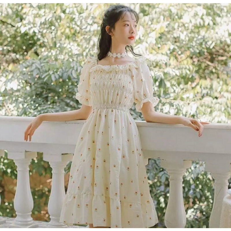 Đầm xòe nhún bèo hoa xinh xắn, chất vải kate mềm mịn.