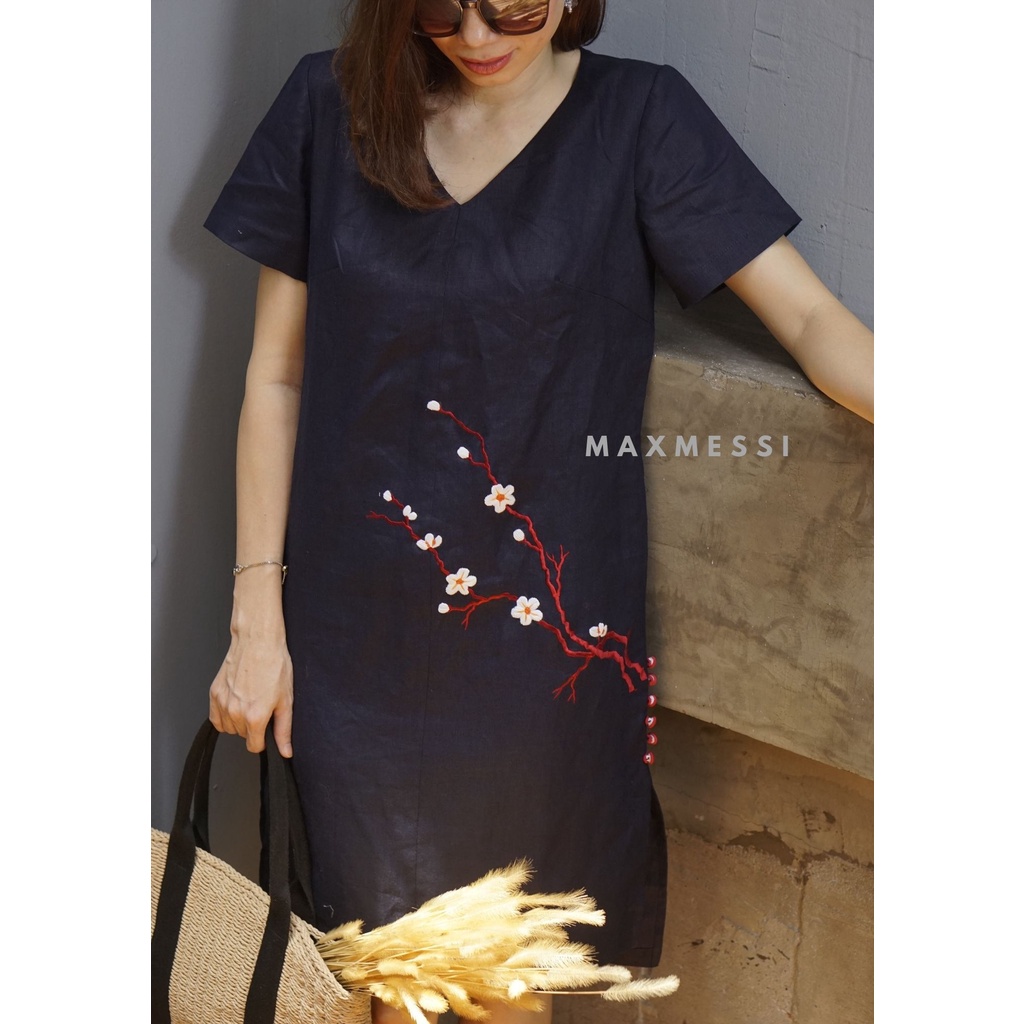 MaxMessi - Đầm suông nữ Linen Tưng Premium LEA cổ tim dáng dài xẻ tà 2 bên thêu hoa thủ công