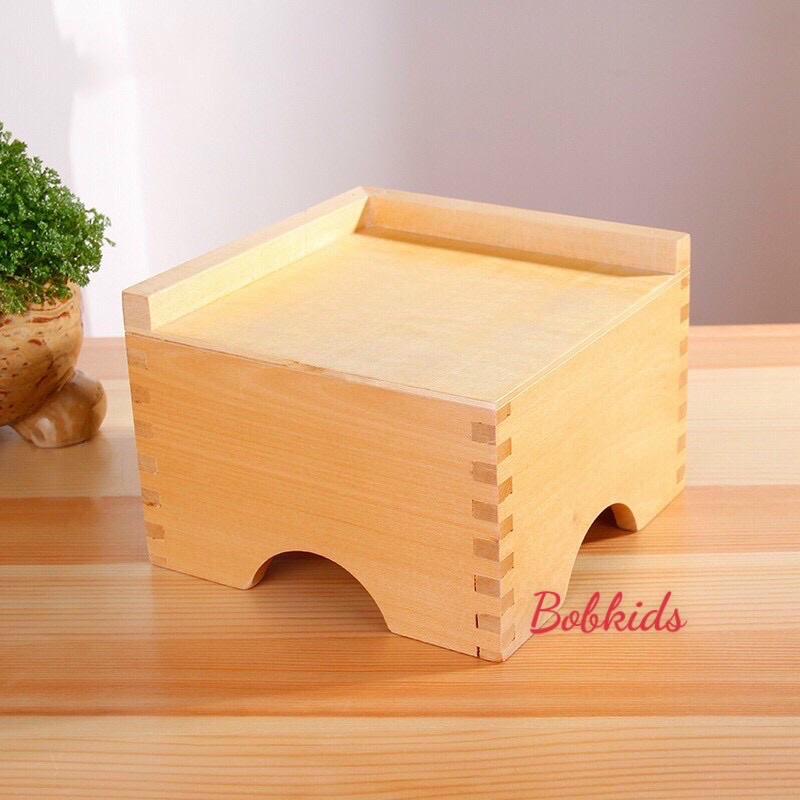 Đế tháp Hồng( (Pink Tower Stand), giáo cụ montessori