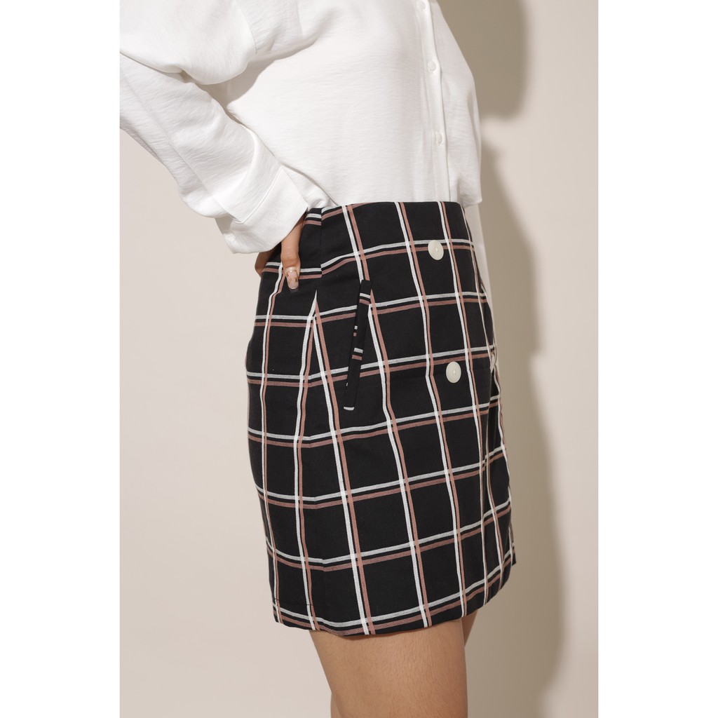 Chân váy nữ kẻ ô đính nút thời trang GAGO button front checked mini skirt màu đen GO3199 | BigBuy360 - bigbuy360.vn