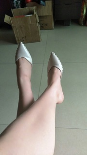 Giày sục đế nhọn đính đá.