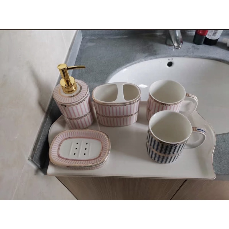 Bộ đồ dùng nhà tắm gốm sứ kẻ hồng xinh