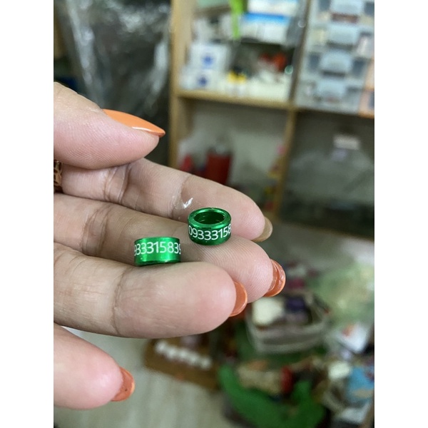 Nhẫn màu đeo chân chim vẹt