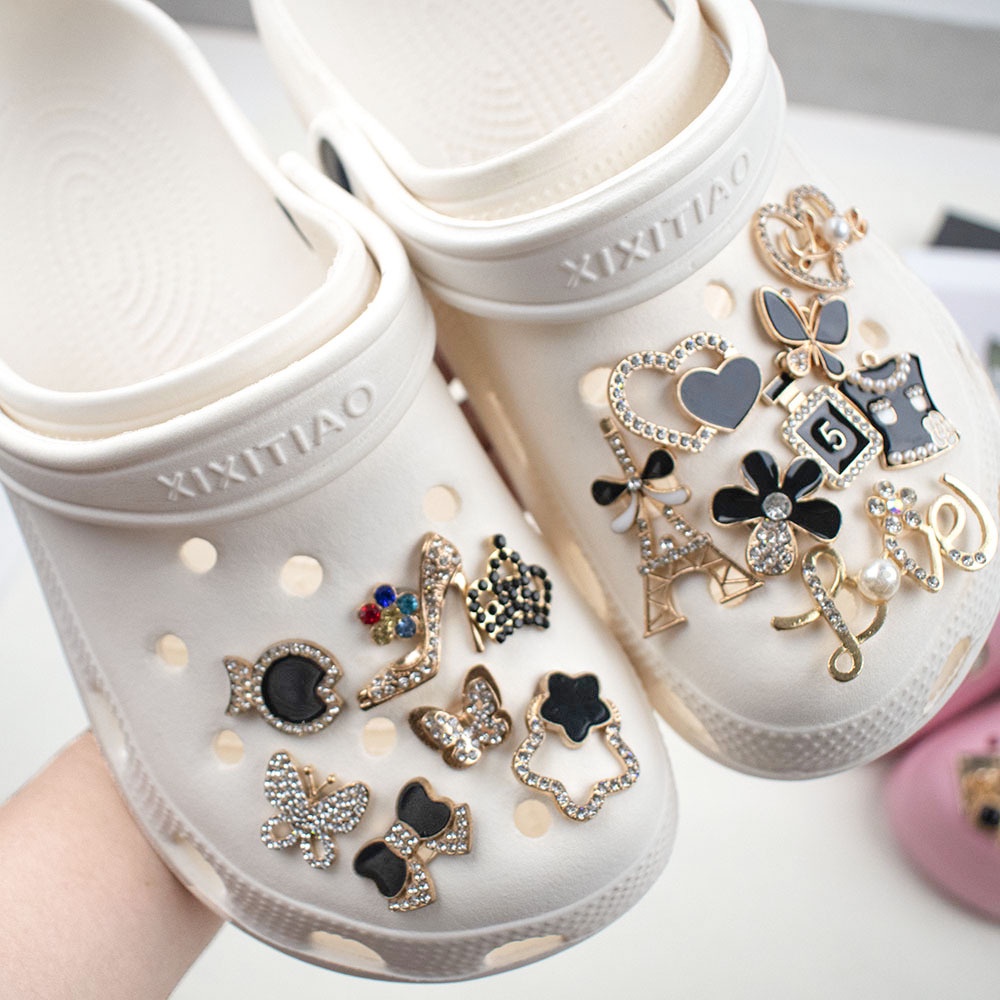 CROCS Phụ Kiện Khóa Cài Chai Nước Hoa Hình Tháp Jibbitz Bằng Hợp Kim Sắt Đính Kim Cương Giả Cho Nữ